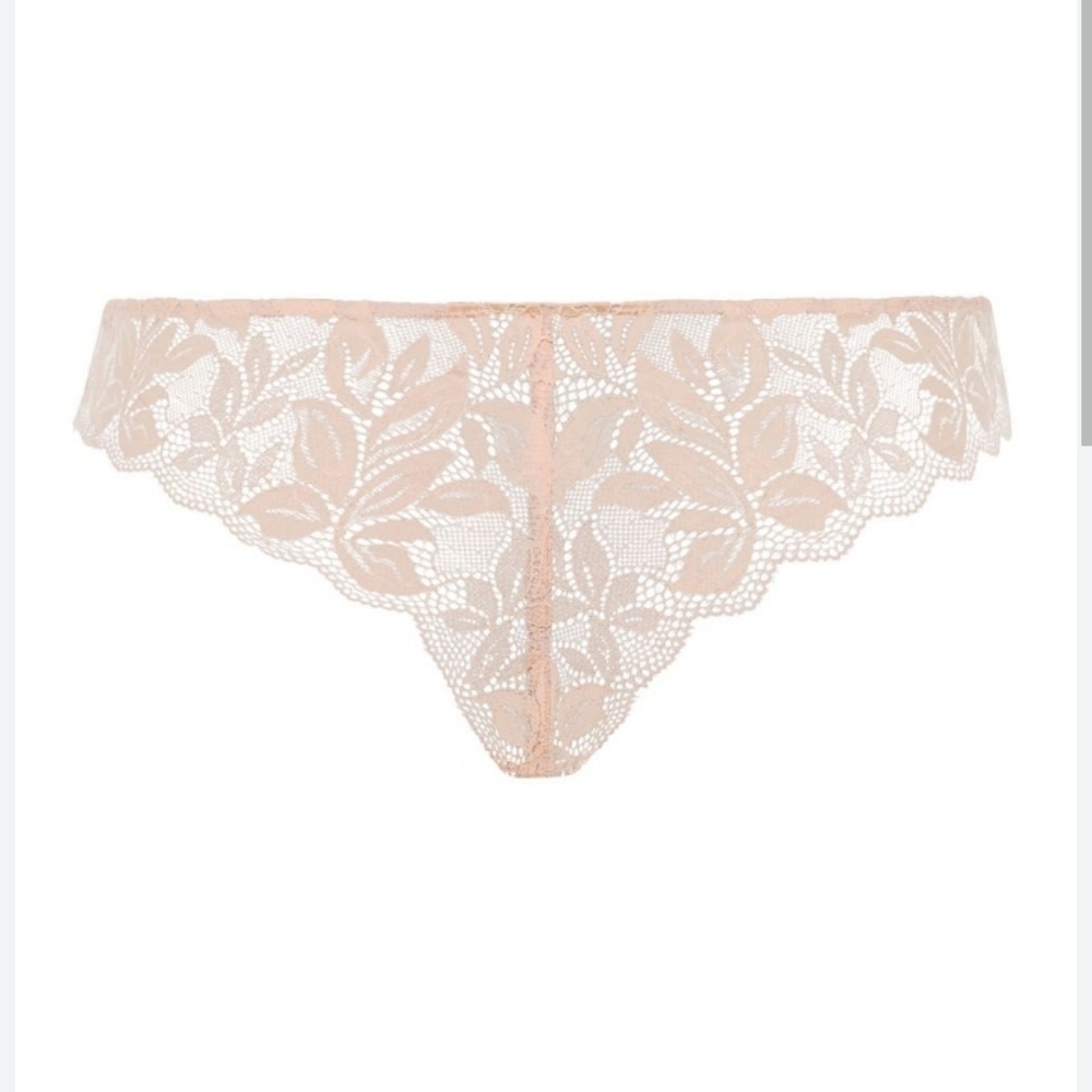 Hanro Lille Lace Thong in Iced Apricot